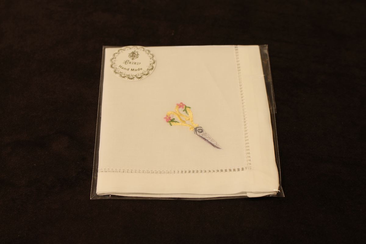 Handkerchief scissors