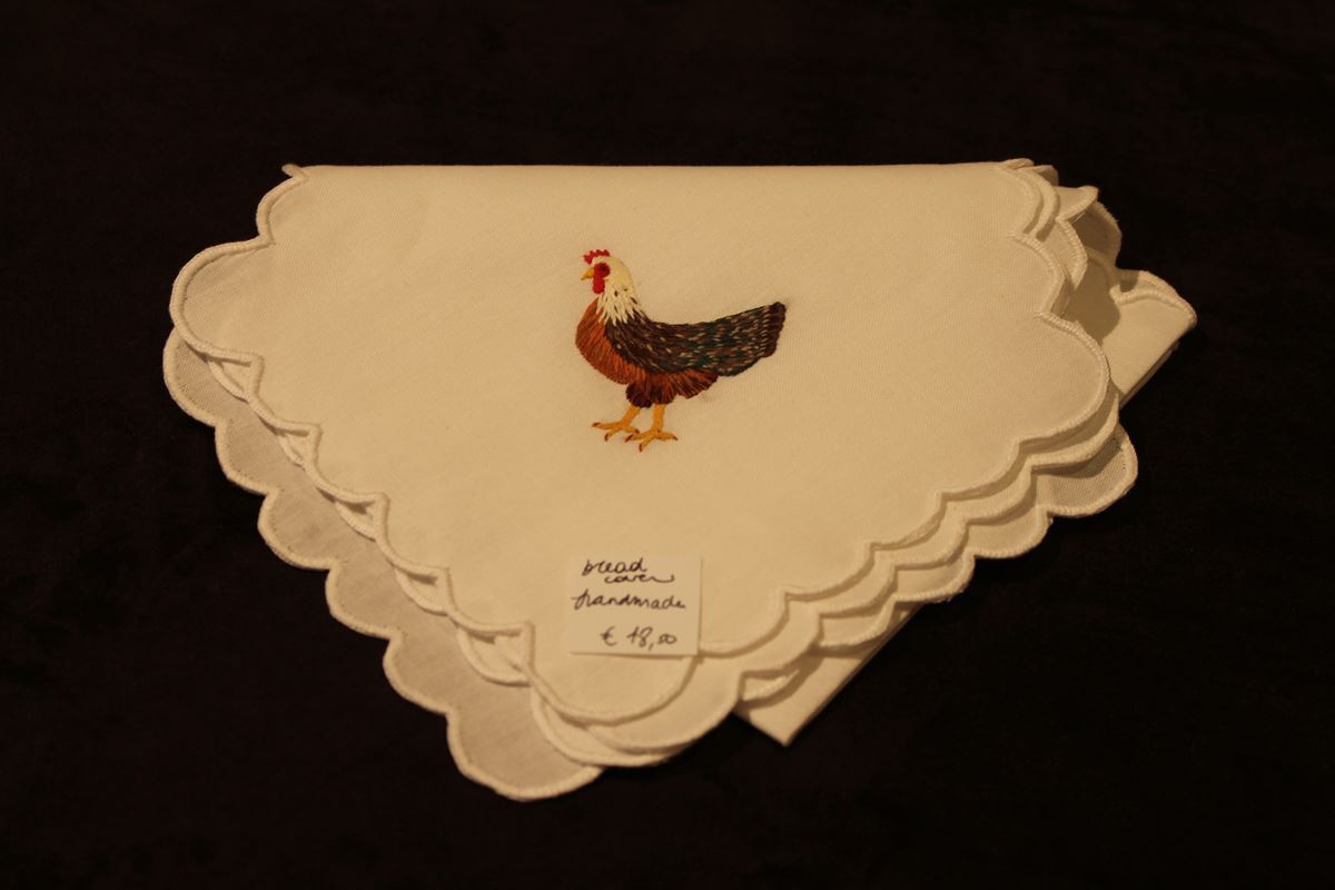Bread cover hen brown