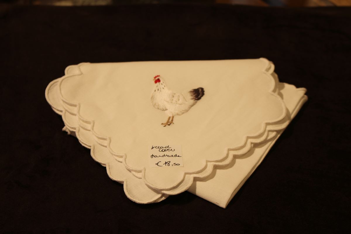 Bread cover hen white